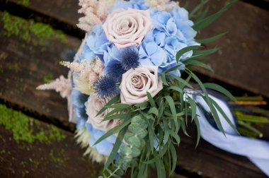 Pudralı gül ve mavi ortancaile gelin buketi. Düğün çiçekçiliği.