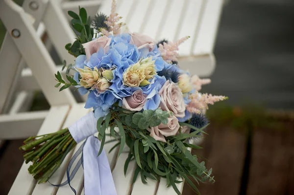 Pudralı gül ve mavi ortancaile gelin buketi. Düğün çiçekçiliği.