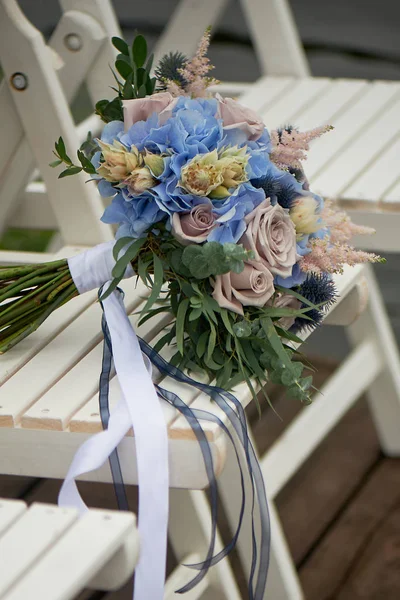 Pudralı gül ve mavi ortancaile gelin buketi. Düğün çiçekçiliği.