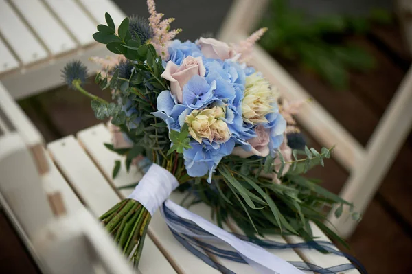 Buket nevěsty s povděrovou růží a modrou hydriou. Svatební květinu. — Stock fotografie
