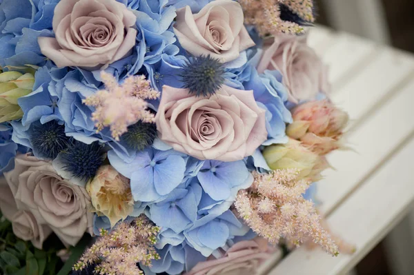 Bouquet of the bride with a powdery rose and blue hydrangea.Wedding floristry. — Stock Photo, Image