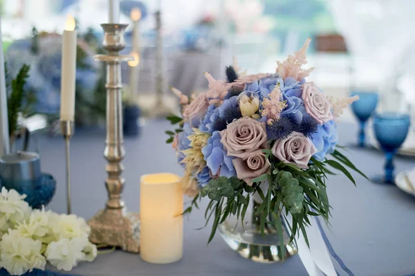 Svatební dekorace hostiny pro svatbu v modrém. Hortenzie. — Stock fotografie