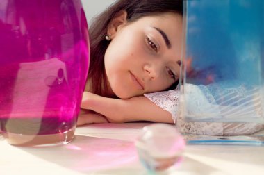 Koyu kaşlı, kahverengi gözlü ve koyu saçlı bir kız. Doğal güzellik. Kalın geniş kaşlar. Su ile kaplar. Doğal güzellik