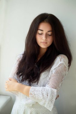 Koyu kaşlı, kahverengi gözlü ve koyu saçlı bir kız. Doğal güzellik. Kalın kaşlar. Doğal güzellik.