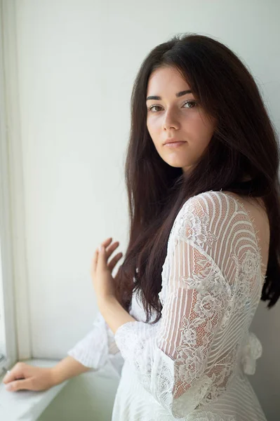 Koyu kaşlı, kahverengi gözlü ve koyu saçlı bir kız. Doğal güzellik. Kalın kaşlar. Doğal güzellik.