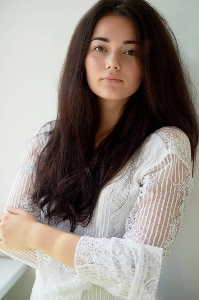 Koyu kaşlı, kahverengi gözlü ve koyu saçlı bir kız. Doğal güzellik. Kalın kaşlar. Doğal güzellik.