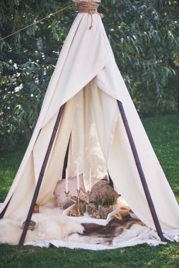 Boho tarzı, düğün dekorasyonu. Kolaylık ve basitlik. Keten bir bezle kaplı bambu bir kulübe. Dekoratif bir yer. Açık hava eğlencesi. Glamping