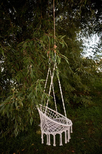 Stile Boho, decorazione di matrimonio.Facilità e semplicità. Swing maglia macrame appendere fuori in natura. Amaca per il relax. Stile Boho — Foto Stock