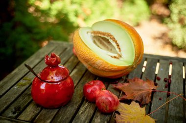 Kırmızı seramik, el yapımı. El bombası gibi..