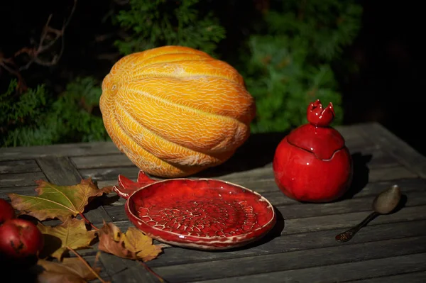 Céramique rouge, fabriquée à la main.Formée comme une grenade . — Photo