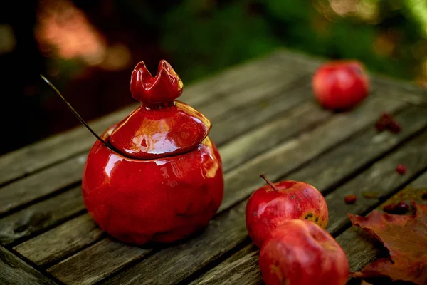 Cerámica roja, hecha a mano.Con forma de granada . — Foto de Stock
