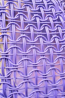 Plastikten yapılmış hasır bir sandalyenin dokusu. İşlem yapılıyor. Mor