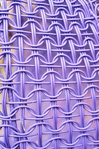 La texture d'une chaise en osier en plastique. Traitement. Violet — Photo