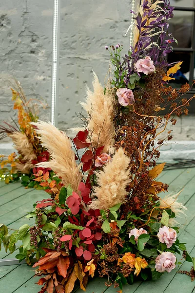 Décoration florale.Composition de l'herbe de pampa avec des feuilles de palmier . — Photo