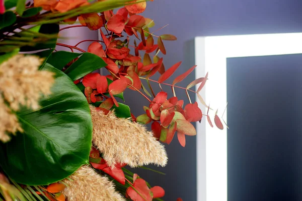 Decoración floral.Composición de hierba de pampas con hojas de palma . — Foto de Stock