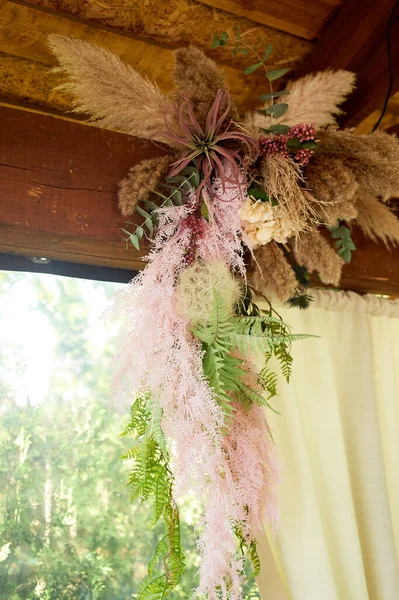 Décoration d'une poutre en bois dans la salle de banquet, pampas et fougères.. — Photo