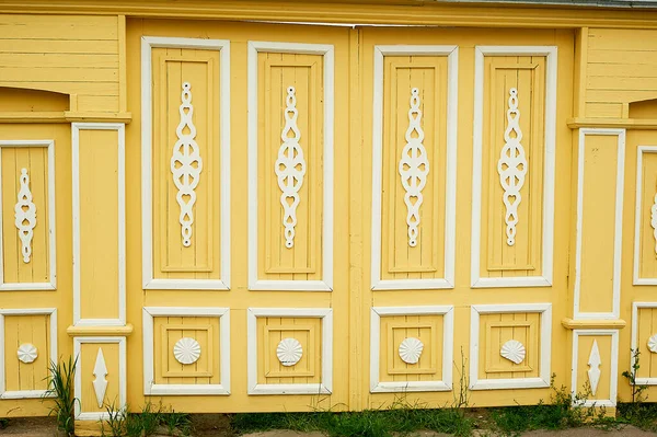 Legno porte larghe in vecchie case russe. Decorazioni figurative in legno.Colori vivaci. Antiche case russe in legno. — Foto Stock