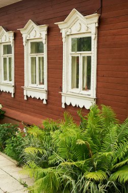 Güzel pencereli eski ahşap evler. Kabartmalı çerçeveler. Eski bir Rus evi..