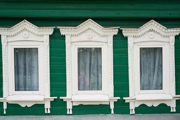 Vecchie case in legno con belle finestre.Cornici con piastrelle.. — Foto Stock