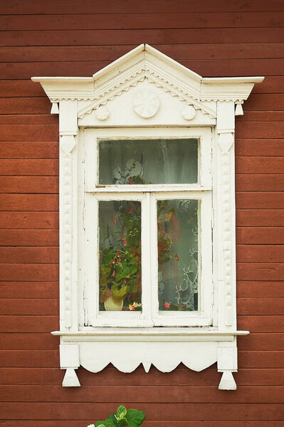 Окно с черепицей в старом деревянном русском доме. Исторический центр. Красивый дизайн окон.