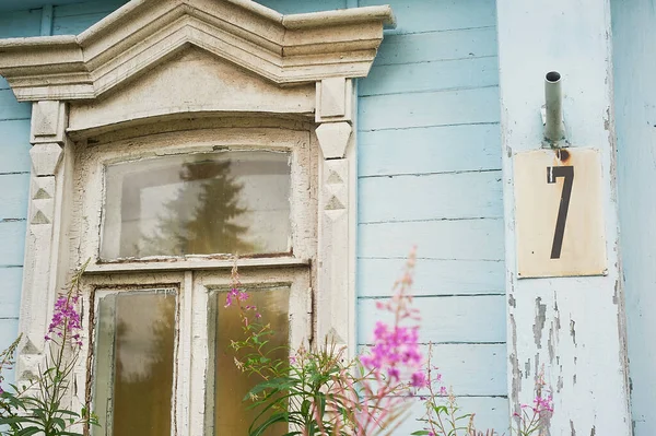 Uma janela com azulejos em uma antiga casa russa de madeira. Centro Histórico.Projeto bonito da janela . — Fotografia de Stock