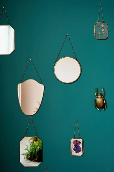 녹색 벽, 숭고 한 후 거울을 꽉 붙잡아 황금 딱정벌레와 틀을 갖춘 초본. 내부 장식. — 스톡 사진