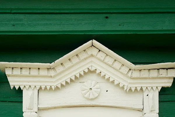 Una vecchia casa in legno in un villaggio russo.Frammento delle piastrelle sulla finestra. Edificio storico. — Foto Stock