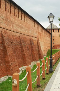 Kırmızı tuğladan kalenin eski tuğla duvarı. Hendeğin üstünde. Şövalyeler..