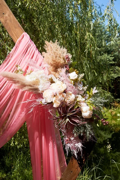 Une partie de l'arche en bois de mariage à l'enregistrement de sortie. Mariage dans la nature.Composition de pampas, fougère et fleurs séchées. — Photo