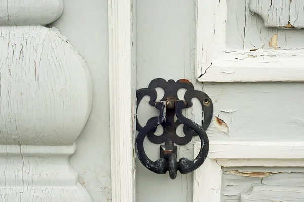 Un bolígrafo Kod en una puerta gris. Es una buena puerta vieja. El centro histórico de la ciudad. Rusia. — Foto de Stock