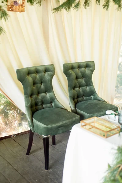 Dos sillas verdes forradas con terciopelo verde.Precioso, estilo palacio. — Foto de Stock