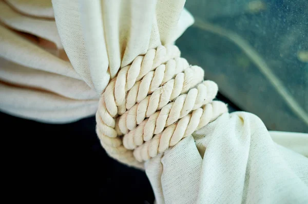 Weißes Seil, das als dekorative Spitzhacke auf dem Stoff verwendet wird. Das Meer Dekor des Hauses. — Stockfoto