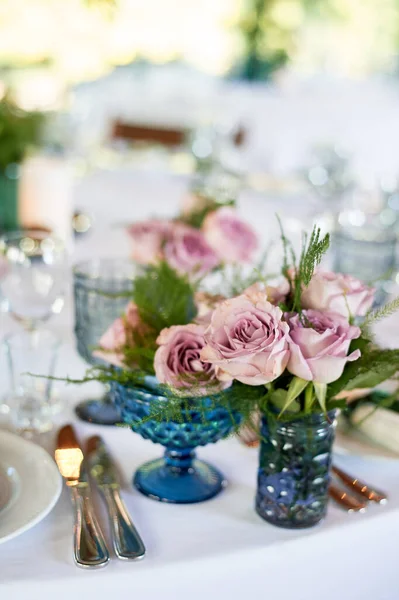 Por rózsák kis kék vázákban.Esküvői dekoráció vagy romantikus dátum design. Florisztika. — Stock Fotó