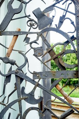 Kumaş. Bir demirci tarafından yapılmış farklı parçalar. Birleştirilmiş. Sahtecilik.