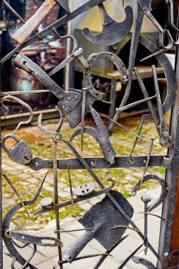 Kumaş. Bir demirci tarafından yapılmış farklı parçalar. Birleştirilmiş. Sahtecilik.