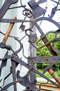 Kumaş. Bir demirci tarafından yapılmış farklı parçalar. Birleştirilmiş. Sahtecilik.