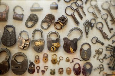 Doku, camların altındaki metal kilitler. Demir ocağı. Eski ve paslı.