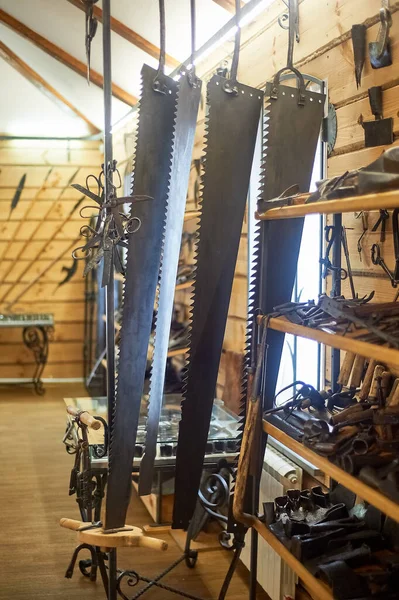 Demirhanede askıda asılı bir sürü testere var. Bir demir ocağı. El yapımı..