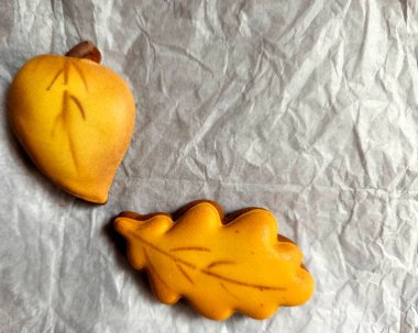 Beyaz arkaplanı olan el yapımı kağıt kurabiyeler.