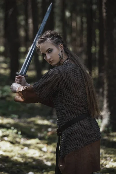 在神秘的森林里身穿传统武士服的维京女人 — 图库照片