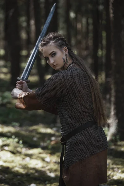 Mulher Viking Com Espada Vestindo Roupas Tradicionais Guerreiro Uma Floresta — Fotografia de Stock