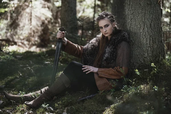 Mulher Viking Com Espada Vestindo Roupas Tradicionais Guerreiro Uma Floresta — Fotografia de Stock