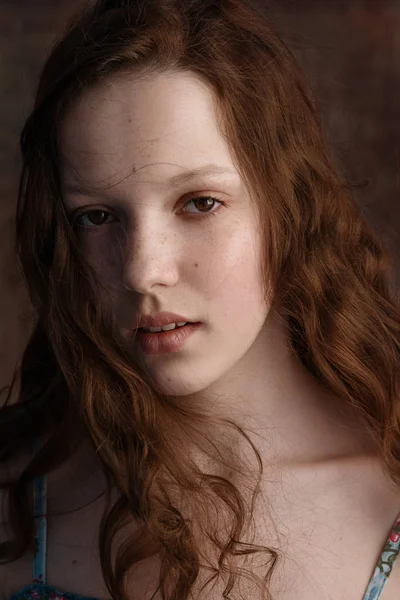 Δραματική Πορτρέτο Ενός Έφηβου Κοριτσιού Νέοι Χαριτωμένο Κοκκινομάλλα Σγουρά Κούρεμα — Φωτογραφία Αρχείου