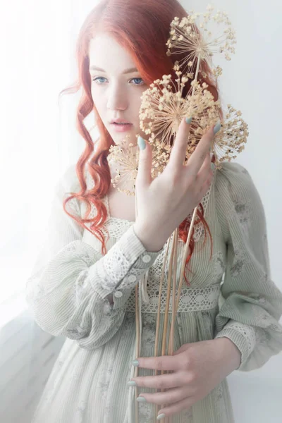 Τρυφερό Ρετρό Πορτρέτο Του Μια Νεαρή Όμορφη Κοκκινομάλλα Ονειρική Γυναίκα — Φωτογραφία Αρχείου