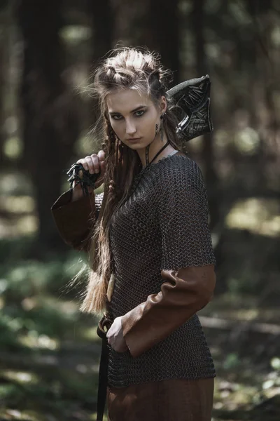 Mujer Vikinga Con Martillo Vistiendo Ropa Guerrera Tradicional Bosque Profundo — Foto de Stock