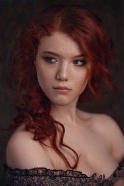 Genç güzel rüya gibi kızıl saçlı kadın dramatik retro portresi. Yumuşak vintage tonlama