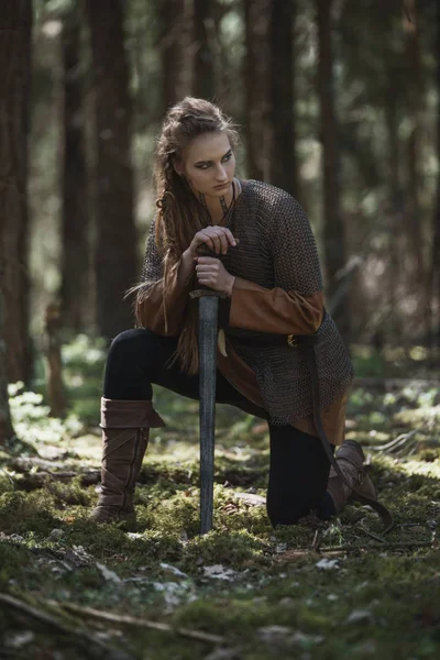 在神秘的森林里身穿传统武士服的维京女人 — 图库照片