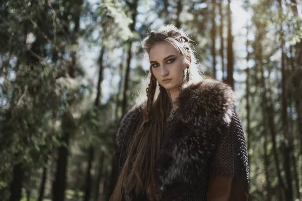 身穿传统武士服的维京女子在深神秘的森林里 — 图库照片
