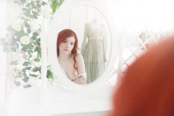 Retrato Suave Uma Jovem Mulher Ruiva Sonhadora Vestindo Belo Vestido — Fotografia de Stock