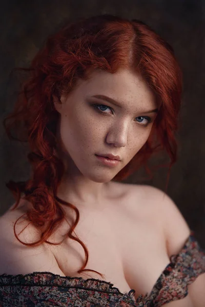 Genç Güzel Rüya Gibi Kızıl Saçlı Kadın Dramatik Retro Portresi — Stok fotoğraf